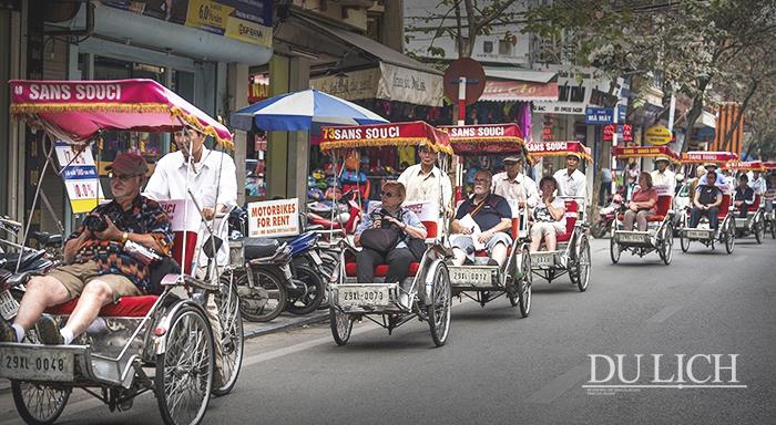 Khách du lịch quốc tế khám phá thủ đô (ảnh: Nguyễn Văn Dũng)